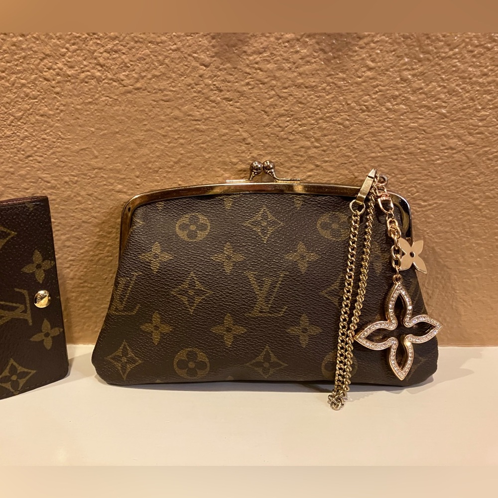 Louis Vuitton KissLock Monogram Wristlet/Clutch